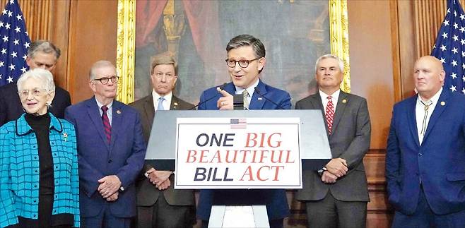 < ‘크고, 아름다운, 하나의 법안’ 통과 > 미국 공화당 소속 마이크 존슨 하원의장이 22일(현지시간) 도널드 트럼프 대통령의 공약을 담은 ‘메가법안’이 하원을 통과한 뒤 의사당에서 기자회견을 하고 있다.  /AFP연합뉴스