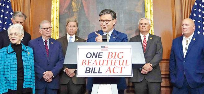 < ‘크고, 아름다운, 하나의 법안’ 통과 > 미국 공화당 소속 마이크 존슨 하원의장이 22일(현지시간) 도널드 트럼프 대통령의 공약을 담은 ‘메가법안’이 하원을 통과한 뒤 의사당에서 기자회견을 하고 있다.  AFP연합뉴스