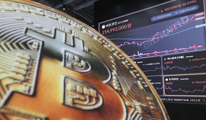 서울 서초구 빗썸라운지 강남본점 전광판에 비트코인 등 가상화폐 가격이 표시되고 있다. 사진=임형택기자