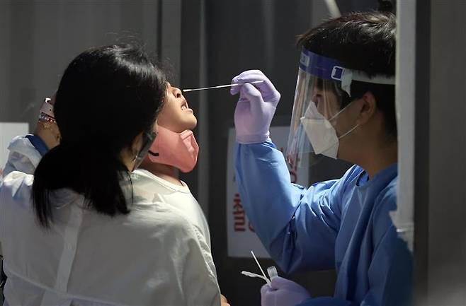 코로나19가 한창 기승을 부리던 시기 서울 용산구보건소에 마련된 선별검사소를 찾은 시민들이 검사를 받고 있다. 사진=김범준 기자