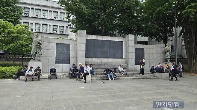 탑골공원 노인들의 모습, 일부 노인들은 스마트폰을 들여다 보고 있다./사진=유지희 기자