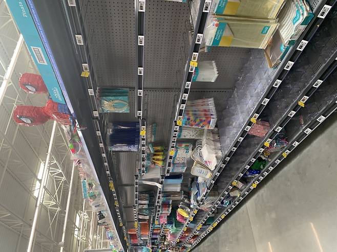 5월 17일(현지시간) 미국 뉴저지 티터버러에 있는 월마트 매장. 학용품, 장난감, 어린이용 액세서리를 파는 선반이 텅 비어 있다. 사진=박신영 한국경제신문 기자