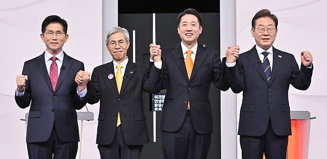<손 맞잡고 활짝 웃는 후보들>  제21대 대통령 선거에 나선 김문수 국민의힘 후보, 권영국 민주노동당 후보, 이준석 개혁신당 후보, 이재명 더불어민주당 후보(왼쪽부터)가 18일 서울 상암동 SBS스튜디오에서 경제 분야를 주제로 열린 후보자 초청 첫 TV토론에서 손을 잡고 포즈를 취하고 있다. 국회사진기자단