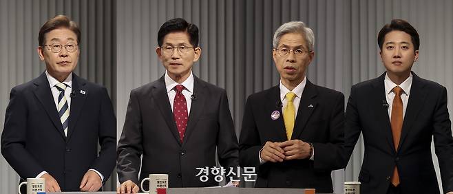 제21대 대통령 선거에 나선 이재명 더불어민주당 후보, 김문수 국민의힘 후보, 권영국 민주노동당 후보, 이준석 개혁신당 후보(왼쪽부터)가 23일 서울 여의도 KBS 스튜디오에서 사회 분야를 주제로 2차 TV토론을 하고 있다. 국회사진기자단
