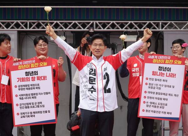 청국민의힘 김문수 대선 후보가 지난 19일 서울 청계광장에서 청년 정책 공약 발표를 마친 뒤 인사하고 있다. 연합뉴스