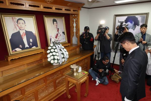 국민의힘 김문수 대선 후보가 24일 경북 구미시 박정희 전 대통령 생가를 찾아 분향한 뒤 묵념하고 있다. 연합뉴스