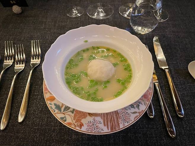 Warm soup of minced hairtail fish balls at Yong Fu (Hong Yoo/The Korea Herald)