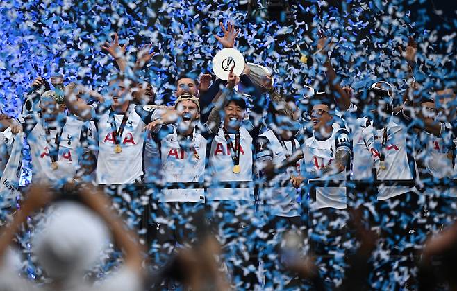 Tottenham Hotspur captain Son Heung-min lifts the Europa League trophy on a special stage set up for the players in front of their home stadium on May 23. [REUTERS/YONHAP]