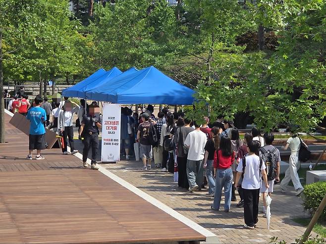 Students line up to enter Korea University's student zone at its festval on May 22. [JOONGANG ILBO]