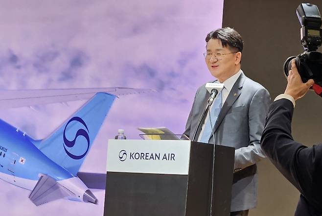 조원태 한진그룹 회장이 지난 3월11일 서울 강서구 본사에서 새로운 기업이미지(CI)와 기업가치 체계를 발표하고 있다. 조은비 기자&nbsp;