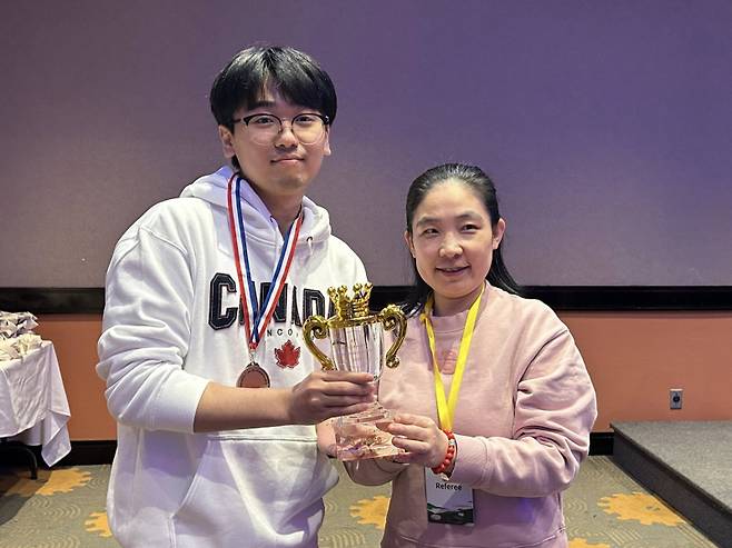 한국 김사우(왼쪽) 선수가 제45회 세계아마바둑선수권대회에서 3위에 올랐다. 한국기원 제공