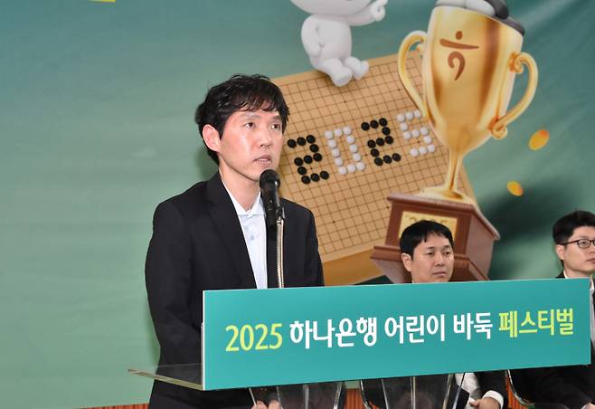 영화 ‘승부’ 실제 주인공 이창호 9단이 대국 개시 선언을 하고 있다. 한국기원 제공