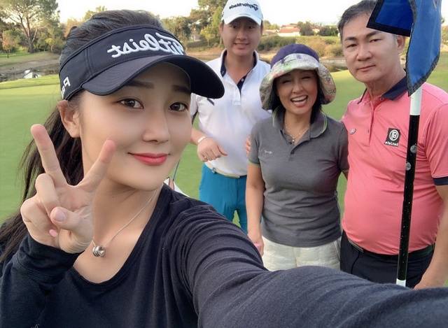 정 회장 가족이 함께 골프 라운딩을 하는 모습. 참마루건설 제공