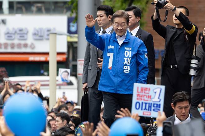 이재명 더불어민주당 대선 후보가 24일 경기 부천시 부천역 북부광장에서 열린 유세에서 시민들에게 인사하고 있다. 연합뉴스
