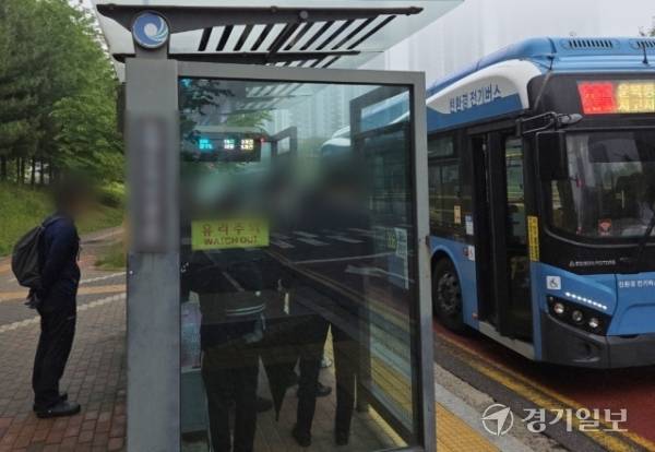 인천 중구 중산동 버스 정류장에서 주민들이 버스를 기다리고 있다. 박상후기자