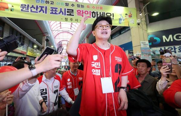 한동훈 전 국민의힘 대표가 22일 청주 육거리시장을 방문해 김문수 대선 후보의 지원 유세를 하고 있다. 연합뉴스