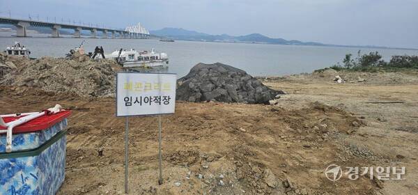 24일 A건설업체가 평택시 현덕면 기산리 일원에서 평택호 자전거도로 미 연결 구간 공사를 통해 나오는 건설폐기물을 하천 인근에 무단 적치해 임시 야적장으로 사용하고 있다. 윤동현 기자