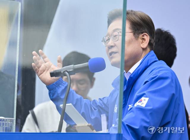 더불어민주당 이재명 대선 후보가 24일 오후 부천역 북부광장에서 무대에 올라 유권자들에게 지지를 호소하고 있다. 홍기웅기자