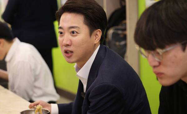 24일 개혁신당 이준석 대선 후보가 서울 동작구 한 한식 뷔페식당에서 공시생들과 식사를 하며 대화하고 있다. 연합뉴스