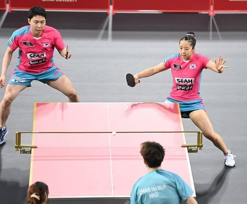 탁구 세계선수권 혼합복식에 나선 신유빈(오른쪽)과 임종훈의 경기 장면. 사진[연합뉴스]