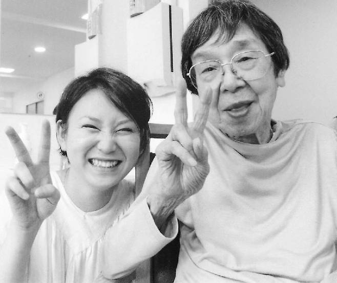 사이토 레이코 씨(오른쪽)가 요양원에 있던 시절 보호사 사토 씨와 찍은 사진