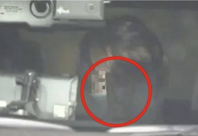 지난해 10월 A씨는 10대 여성에게 수면제를 먹인 뒤 현금 등을 빼앗은 혐의로 경찰에 연행되며 카메라를 향해 ‘브이’를 하는 택시기사 [사진 = FNN 갈무리]