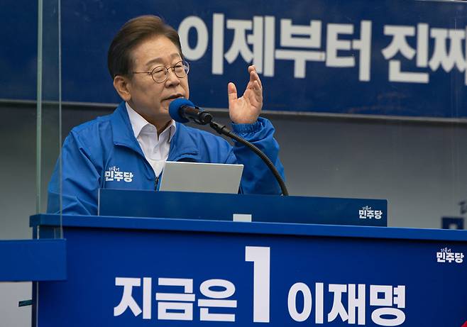 더불어민주당 이재명 대선 후보가 22일 경남 양산워터파크공원에서 열린 집중유세에서 시민들에게 지지를 호소하며 발언하고 있다. [사진 출처 = 연합뉴스]