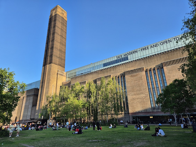 환상적인 5월 날씨 속에 생일을 맞은 테이트 모던. ⓒ김슬기