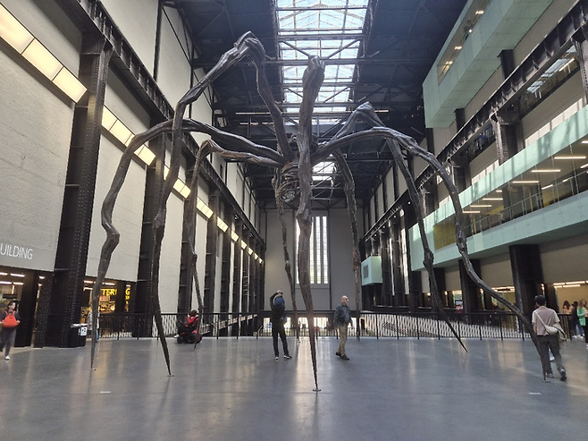 루이스 부르주아 [Maman]이 설치된 터빈홀 ©김슬기