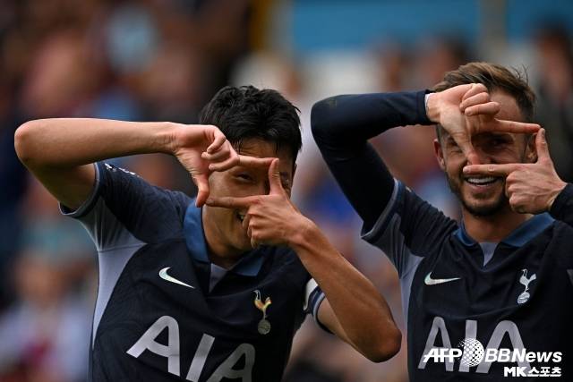 손흥민(좌)과 매디슨은 토트넘의 리더로서 17년 만에 우승 순간도 함께했다. 사진=AFPBBNews=News1
