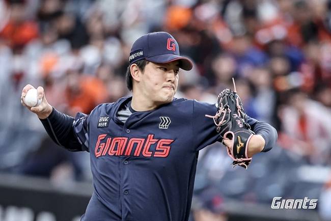 롯데의 마무리 투수 김원중은 2이닝 역투를 펼쳐 승리 투수가 됐다. 사진=롯데 자이언츠