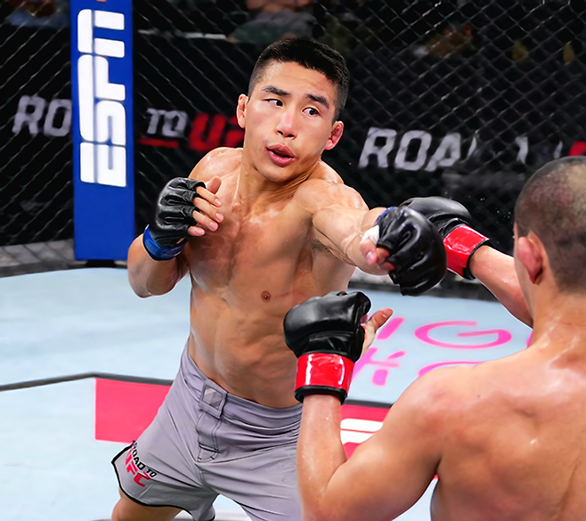 ONE Championship 7승 2패 윤창민이 2025년 5월 중국 퍼포먼스 인스티튜트 상하이 Road to UFC 시즌4 토너먼트 준준결승에서 제12대 DEEP 페더급 챔피언 아오이 진을 상대하고 있다. 윤창민은 아시아 종합격투기 톱스타 추성훈 김동현의 제자다. 사진=TKO