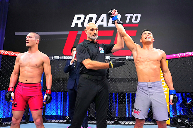 ONE Championship 7승 2패 윤창민이 2025년 5월 중국 퍼포먼스 인스티튜트 상하이 Road to UFC 시즌4 토너먼트 준준결승 제12대 DEEP 페더급 챔피언 아오이 진에게 2-1 판정승을 거두자 기뻐하고 있다. 윤창민은 아시아 종합격투기 톱스타 추성훈 김동현의 제자다. 사진=TKO