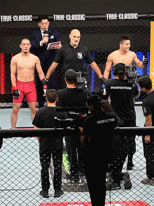 ONE Championship 7승 2패 윤창민이 2025년 5월 중국 퍼포먼스 인스티튜트 상하이 Road to UFC 시즌4 토너먼트 준준결승 제12대 DEEP 페더급 챔피언 아오이 진에게 판정승을 거둘 것을 예감하며 기뻐하고 있다. 윤창민은 아시아 종합격투기 톱스타 추성훈 김동현의 제자다. 사진=TKO