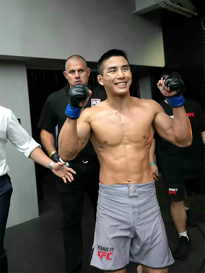 ONE Championship 7승 2패 윤창민이 2025년 5월 Road to UFC 시즌4 페더급 토너먼트 준결승 진출 후 중국 퍼포먼스 인스티튜트 상하이를 빠져나가며 기뻐하고 있다. 윤창민은 아시아 종합격투기 톱스타 추성훈 김동현의 제자다. 사진=TKO