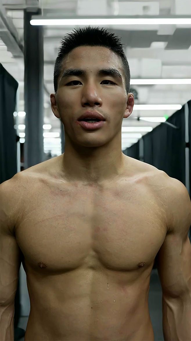 ONE Championship 7승 2패 윤창민이 2025년 5월 중국 퍼포먼스 인스티튜트 상하이에서 Road to UFC 시즌4 토너먼트 준결승 진출 소감을 말하고 있다. 윤창민은 아시아 종합격투기 톱스타 추성훈 김동현의 제자다. 사진=TKO