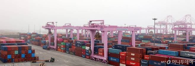 [인천=뉴시스] 전진환 기자 = 인천 연수구 인천신항 컨테이너 터미널에 컨테이너가 쌓여 있다. 2024.05.21. amin2@newsis.com /사진=전진환