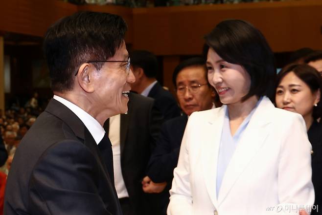 김문수 국민의힘 대통령 후보(왼쪽)와 이재명 더불어민주당 대통령 후보 부인인 김혜경 여사가 24일 충북 단양군 구인사에서 열린 상월원각대조사 제51주기 열반대재에 참석해 마주치고 있다./사진=뉴스1
