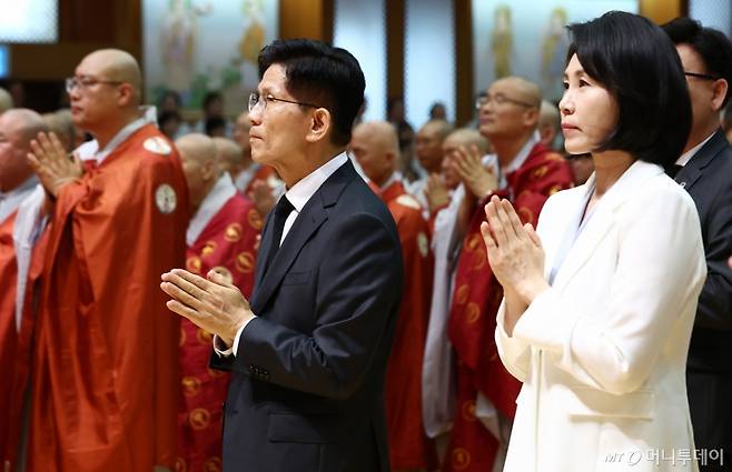 (단양=뉴스1) 김민지 기자 = 김문수 국민의힘 대통령 후보(왼쪽)와 이재명 더불어민주당 대통령 후보 부인인 김혜경 여사가 24일 충북 단양군 구인사에서 열린 상월원각대조사 제51주기 열반대재에 참석해 합장하고 있다. 2025.5.24/뉴스1 Copyright (C) 뉴스1. All rights reserved. 무단 전재 및 재배포, AI학습 이용 금지. /사진=(단양=뉴스1) 김민지 기자