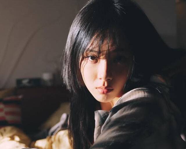 비비의 아버지는 예술가에 어머니는 교육자로 알려져 눈길을 끌고 있다. / 비비 소셜미디어 캡처