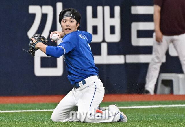 22일 오후 서울 고척돔 고척스카이돔에서 진행된 '2025 프로야구 KBO리그' 키움히어로즈와 삼성라이온즈의 경기. 삼성 이재현이 8회말 무사 1,2루서 키움 박주홍의 타구를 잡아낸 뒤 2루로 공을 던지고 있다./마이데일리
