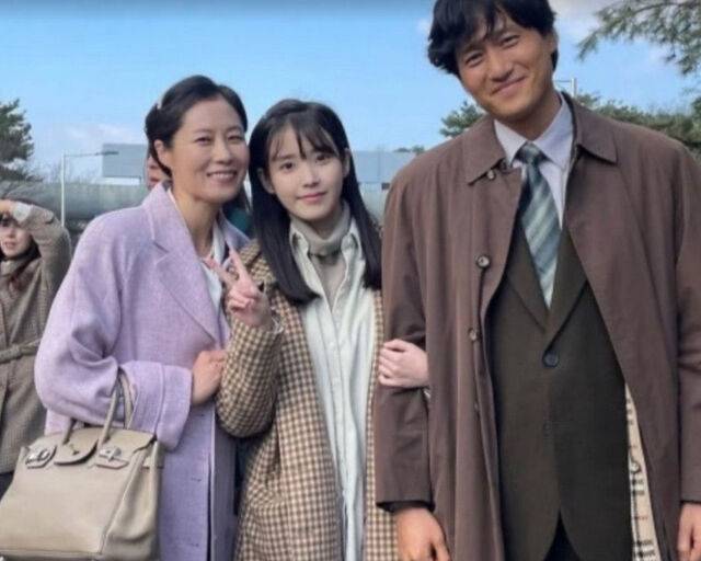 '폭싹 속았수다' 가난의 아이콘 애순이네가 명품옷과 가방을 들고 있는 사진이 화제다. / 온라인 커뮤니티 캡처