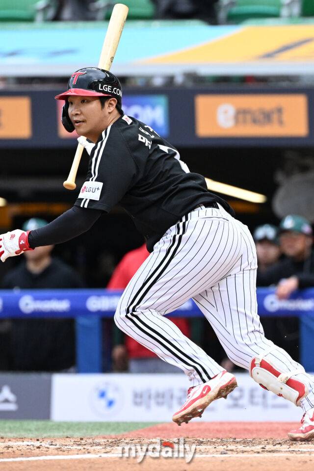 24일 인천 SSG랜더스필드에서 열린 '2025 신한 SOL BANK KBO리그' LG 트윈스와 SSG랜더스 경기.LG 문보경이 3회초 2사 1-2루에 1타점 선제 적시타를 치고 있다./인천=한혁승 기자