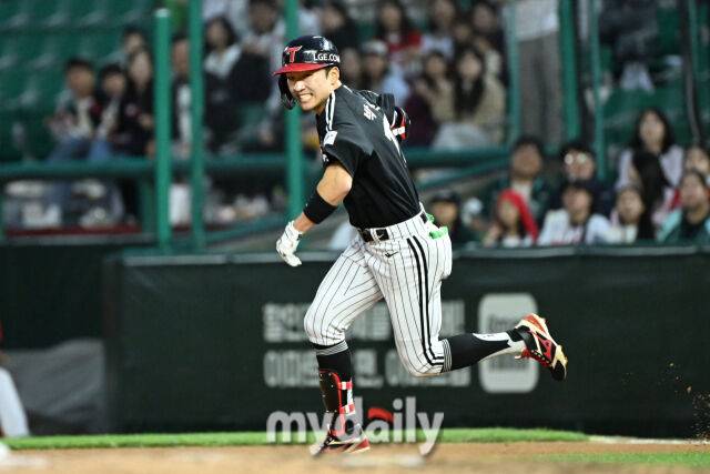 24일 인천 SSG랜더스필드에서 열린 '2025 신한 SOL BANK KBO리그' LG 트윈스와 SSG랜더스 경기.LG 박해민이 8회초 1사 2루에 동점 적시타를 친 뒤 2루에서 태그 아웃됐다./인천=한혁승 기자