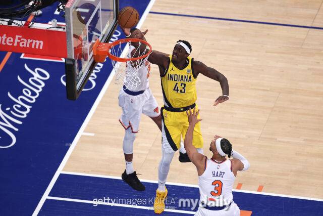 시아캄(가운데)이 24일 뉴욕과 경기에서 덩크를 시도하고 있다. /게티이미지코리아