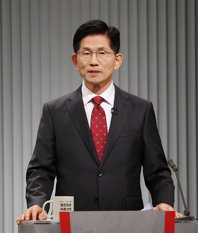 김문수 국민의힘 대선 후보가 23일 서울 영등포구 여의도 KBS 스튜디오에서 열린 중앙선거방송토론위원회 주관 제21대 대통령선거 후보자 토론회에 참석하고 있다. 국회사진기자단