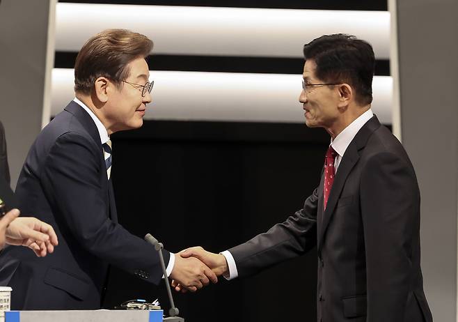 이재명(왼쪽) 더불어민주당 대선 후보와 김문수 국민의힘 대선 후보가 23일 서울 영등포구 여의도 KBS 스튜디오에서 열린 중앙선거방송토론위원회 주관 제21대 대통령선거 후보자 토론회에 참석해 시작 전 인사를 나누고 있다. 국회사진기자단