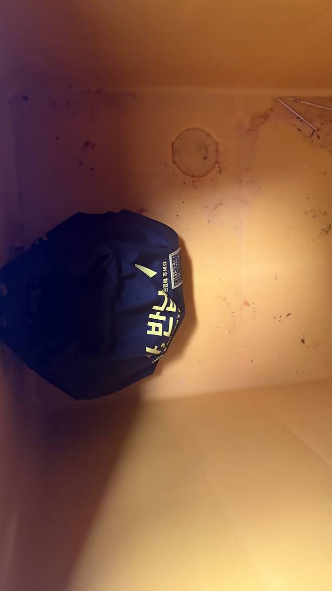 한강공원 다회용기보관함 내부. 박연수 기자.