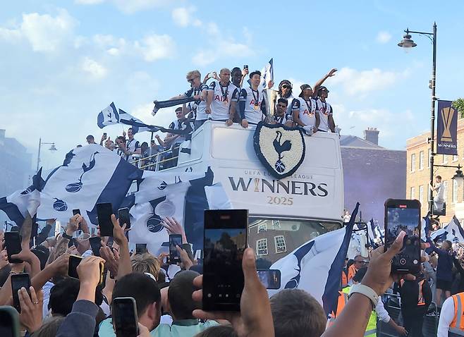 \23일(현지시간) 영국 런던 토트넘 홋스퍼 스타디움 앞에서 열린 토트넘의 유럽축구연맹(UEFA) 유로파리그 우승 기념 퍼레이드에서 손흥민이 팬들에게 인사하고 있다. [연합]