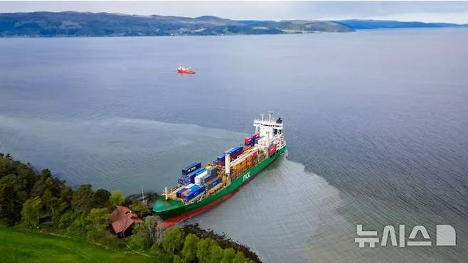 [뉴시스] 노르웨이 트론헤임 인근 한 마을에서 135m 길이의 대형 화물선이 주택 정원에 좌초했다. (사진=the Guardian) 2025.5.22